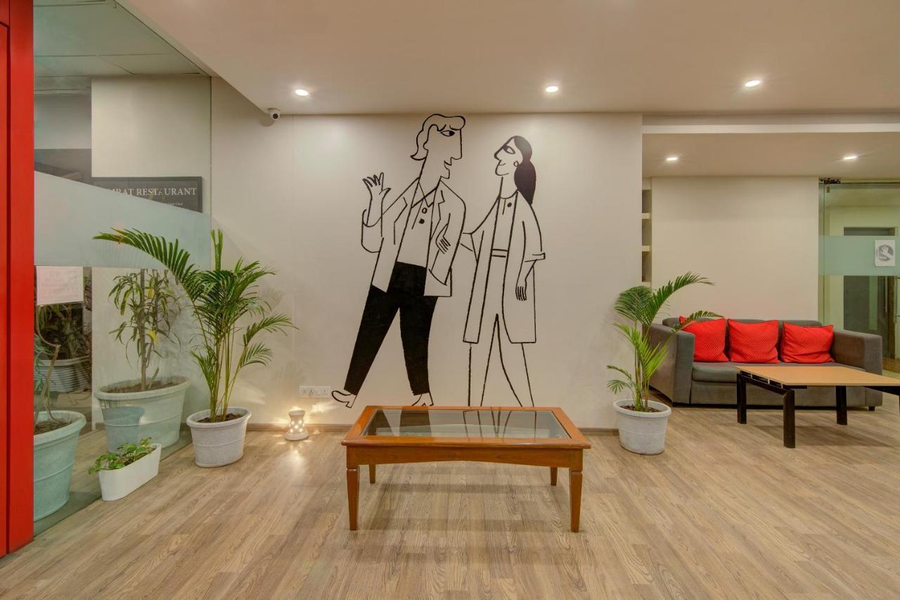 Hotel Vaccinated Staff- Oyo Townhouse 105 Khar West Station Mumbai Exterior foto