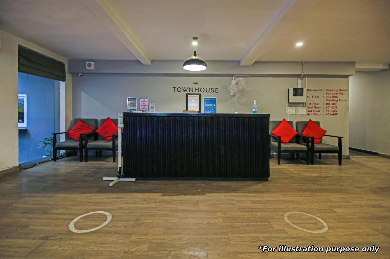 Hotel Vaccinated Staff- Oyo Townhouse 105 Khar West Station Mumbai Exterior foto