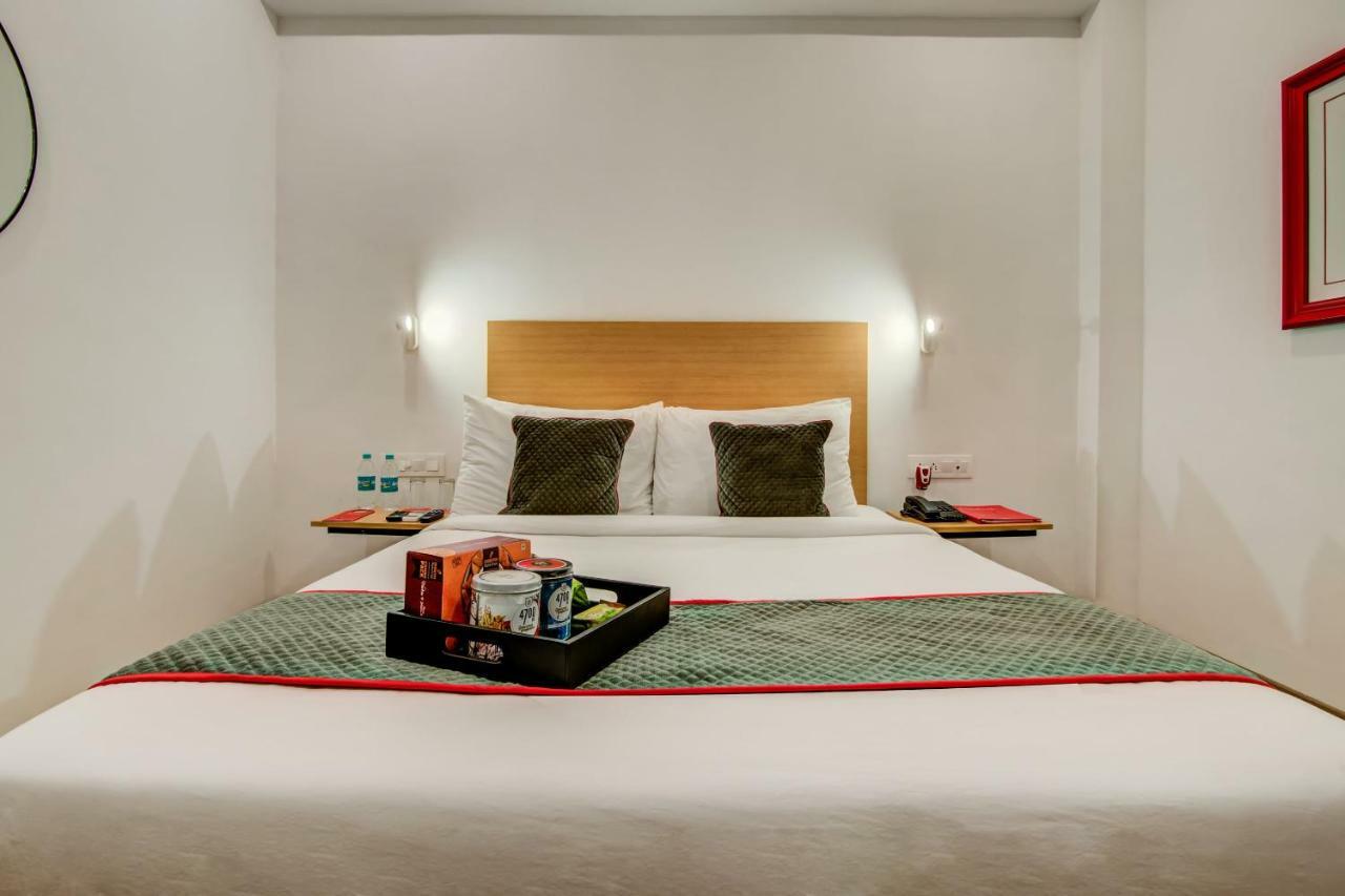 Hotel Vaccinated Staff- Oyo Townhouse 105 Khar West Station Mumbai Exterior foto