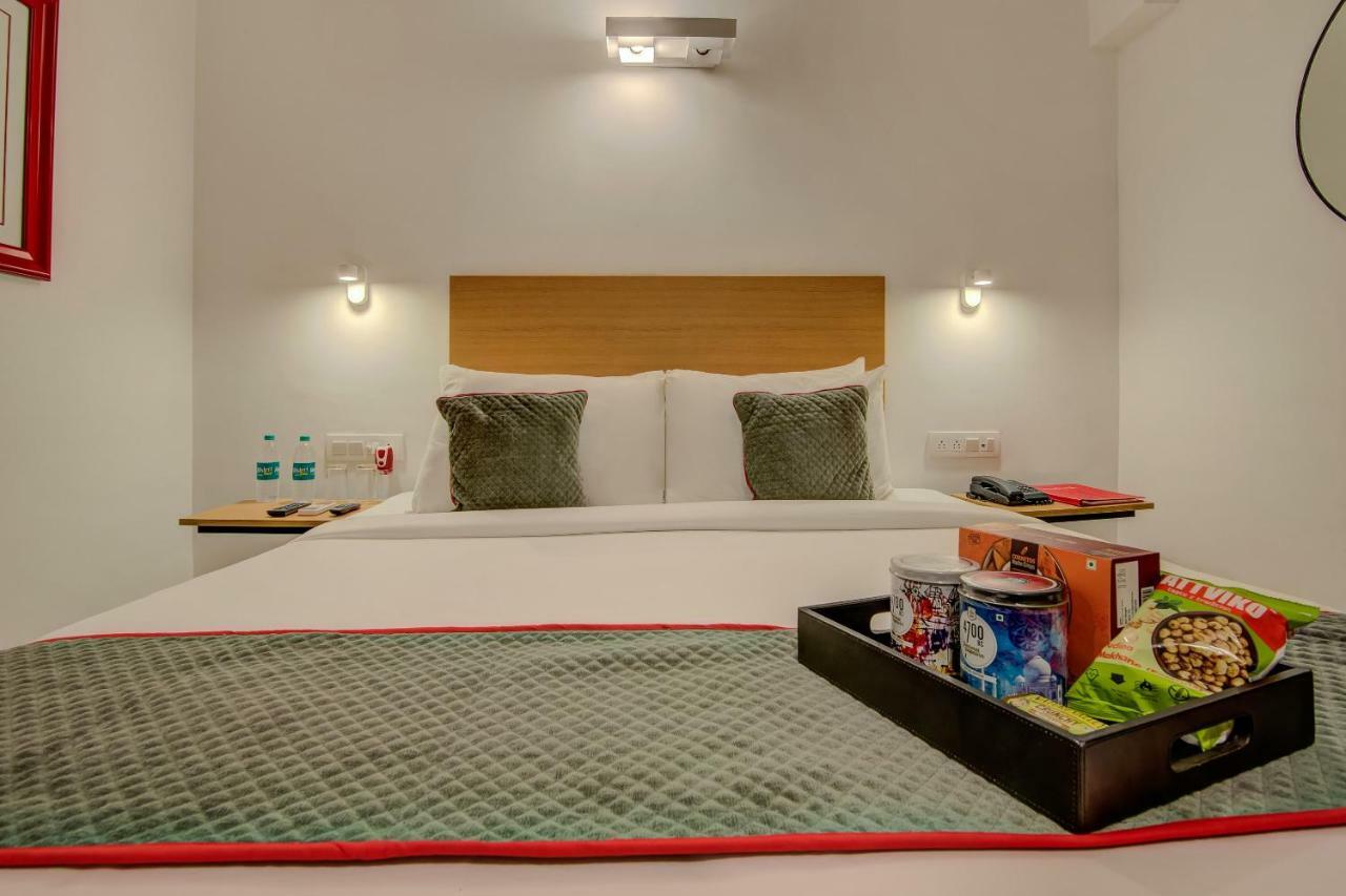 Hotel Vaccinated Staff- Oyo Townhouse 105 Khar West Station Mumbai Exterior foto