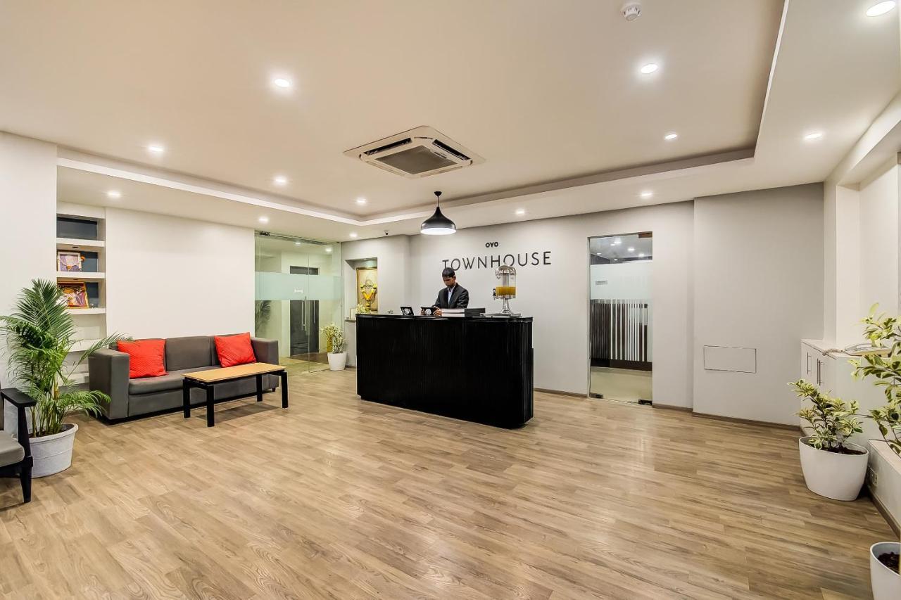 Hotel Vaccinated Staff- Oyo Townhouse 105 Khar West Station Mumbai Exterior foto